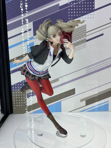 ペルソナ5 ザ・ロイヤル」より高巻杏・新島真の制服姿と佐倉双葉の怪盗