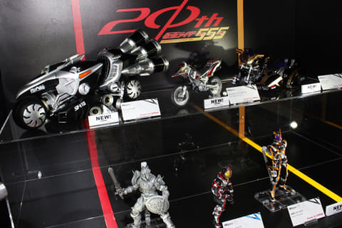 S.H.Figuarts（真骨彫製法） 仮面ライダーカイザ」とともに、同