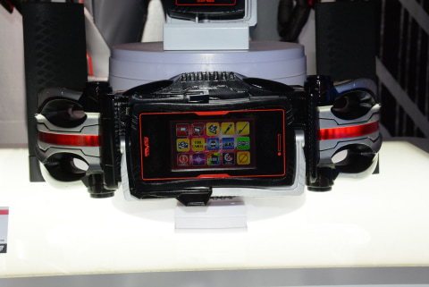 画面デザインやタッチパネルなどスマホらしさを追求した、「仮面