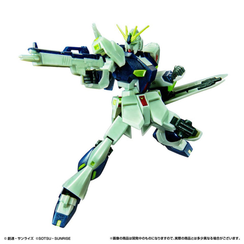 限定カラーの「EG 1/144 νガンダム」がセットになった「EGガンプラ入り