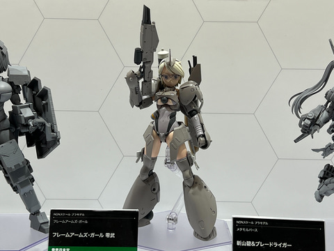 フレームアームズ・ガール」、メガネ娘の「零武」や、グラマーな「輝槌