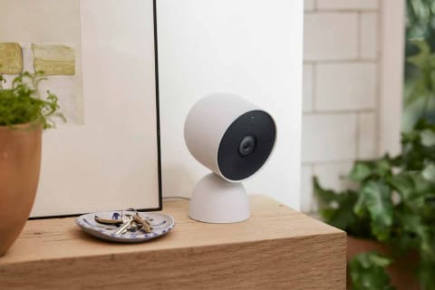 Google Nest Cam(屋内用)発売。据え置き型スマートカメラが1.2万円