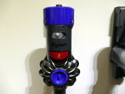 ダイソン、パイプが短く本体2.2kgのスリムなコードレスクリーナー「V7