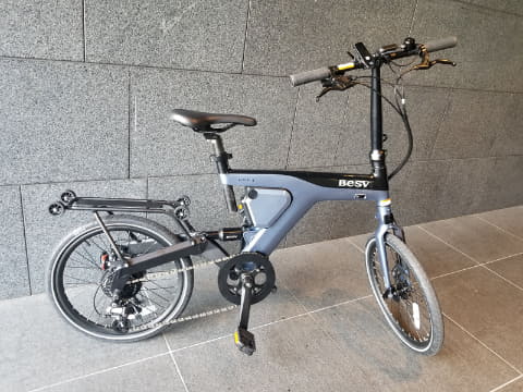 BESVの折りたためるe-bike「PSF1」は自然なアシストなのにスイスイ進ん