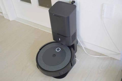 自動ゴミ捨てで10万円を切るルンバi3+。上位モデルと比べてわかった