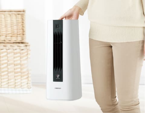 シャープ、3kgで持ち運びやすいセラミックファンヒーター。人感