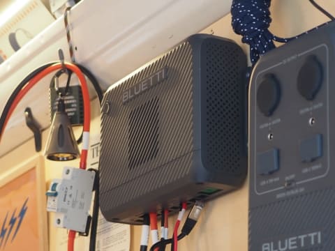 BLUETTI、車の走行でポータブル電源に電気をためる急速充電器 - 家電 Watch