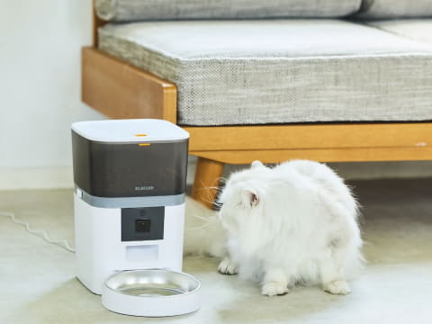 外出先からペットを見守れる自動給餌器 - 家電 Watch