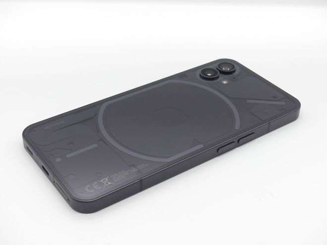 内部が見える！ 背面が光る！ スタイリッシュな「Nothing Phone (1