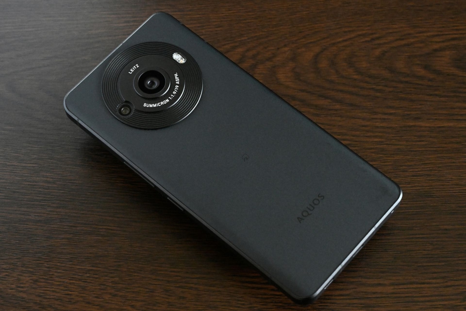 着実な進化を遂げた「AQUOS R8 pro」は、1型センサーで自然な写真を