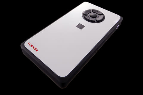 東芝、ポケットに入る重量310gのWindows 10端末「dynaEdge」 ～連携