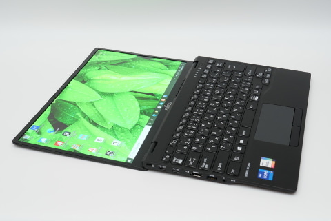 Hothotレビュー】1kg切りどころじゃない! 634gの超軽量13.3型ノート