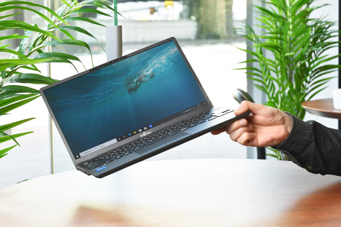 異次元の軽さ。738gのノートが仕事を変える! 先進の静脈認証、5G対応も