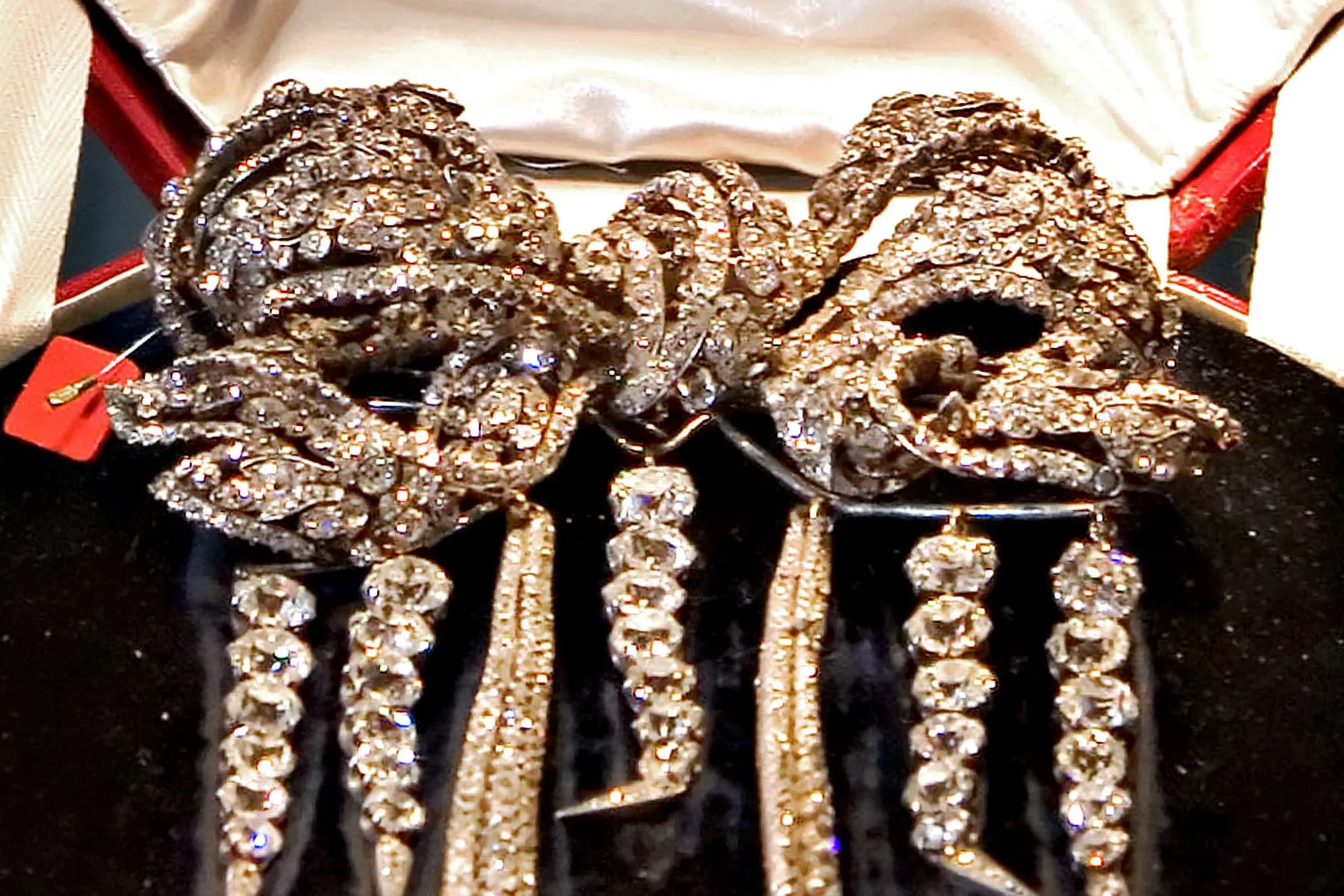 ルーブル美術館の盗品、売りさばくのも至難の業－闇市場か分解か