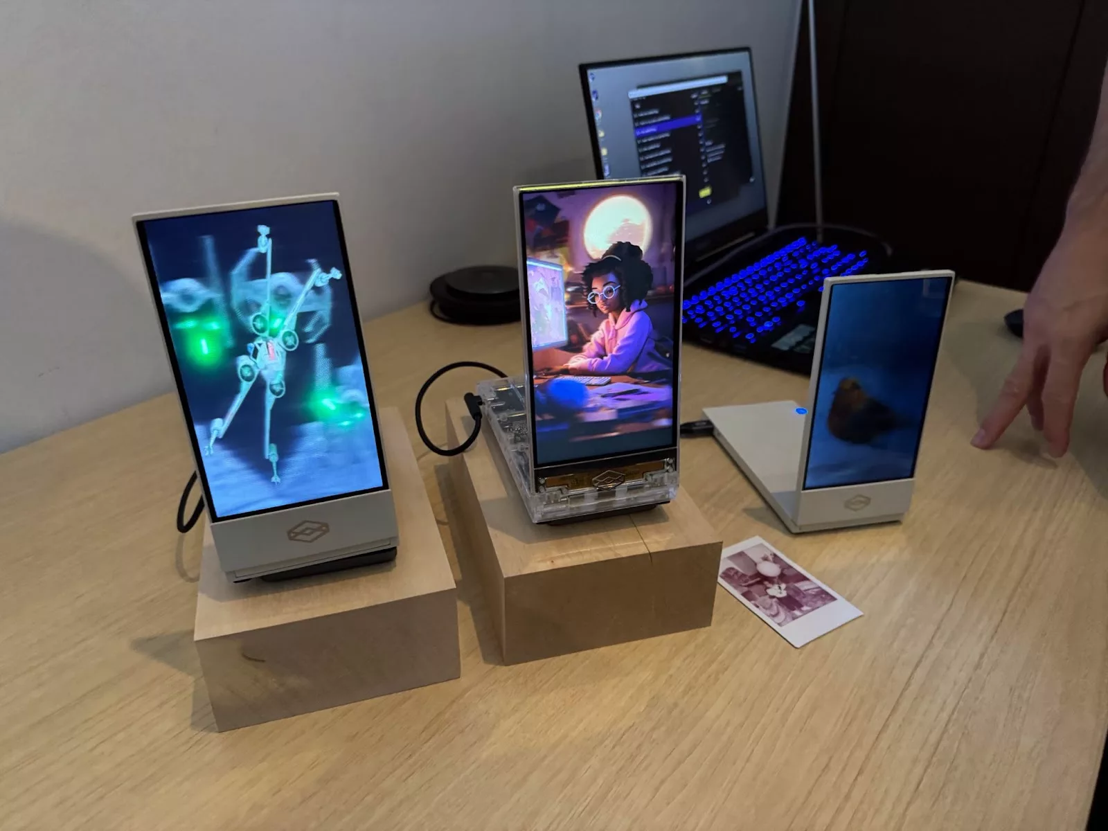 Looking Glass LKG-2K LEAP Motion付属モデル Looking Glass LKG-2K