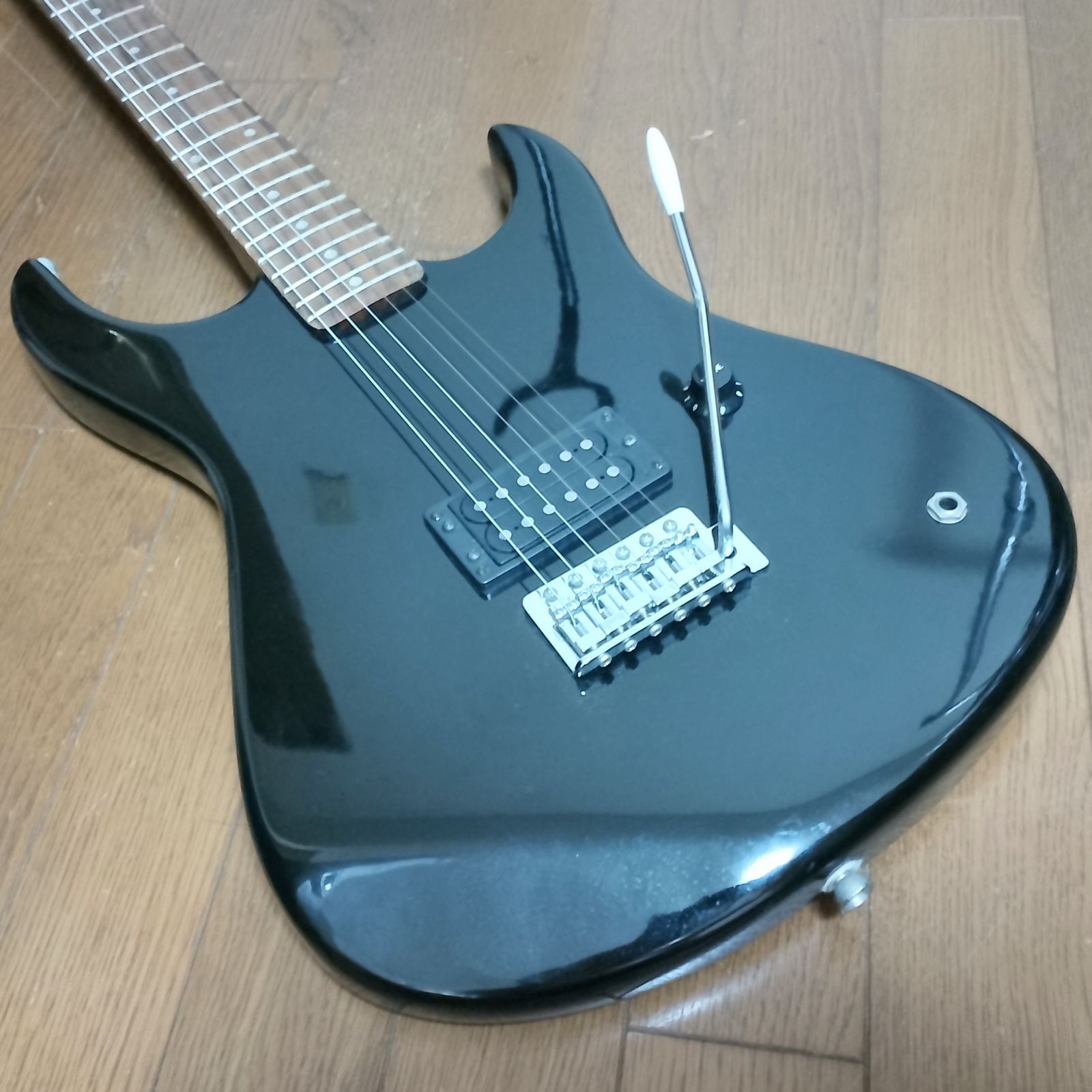 Birth KY-01 エレキギター トレモロユニット搭載 弦は新品に交換済み