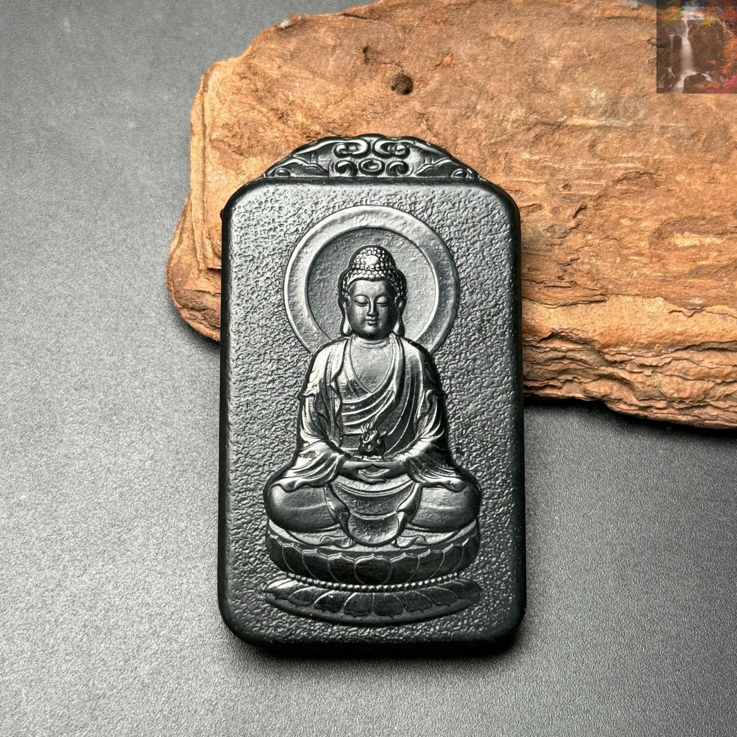 旧家蔵出し 配送 和田玉細密彫 青玉 大日如來像 根付 裝身具