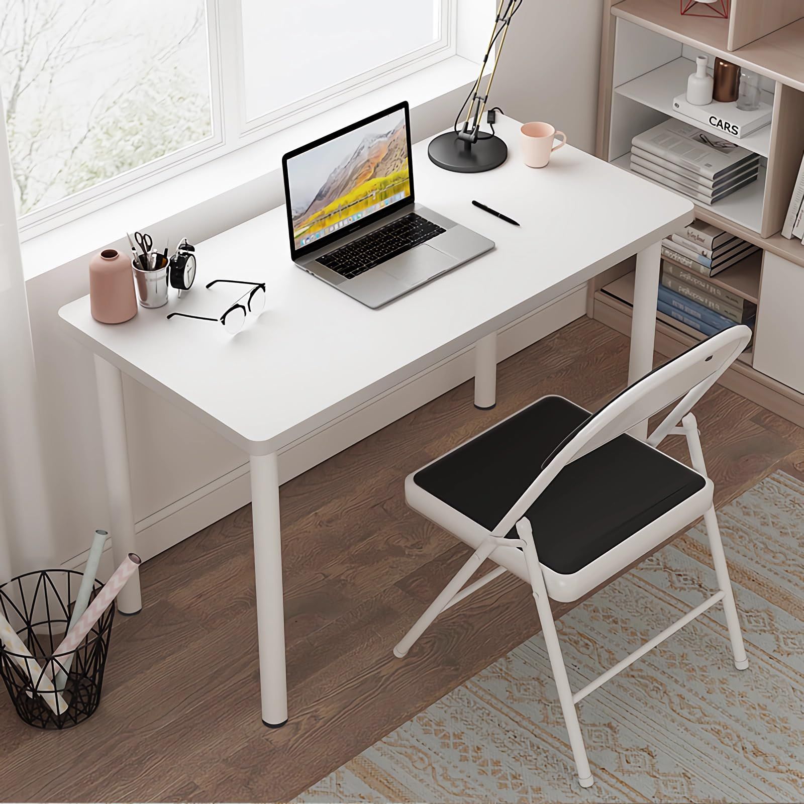 コンパクトデザインの頑丈な三角デスク - ラックとキーボードトレイ