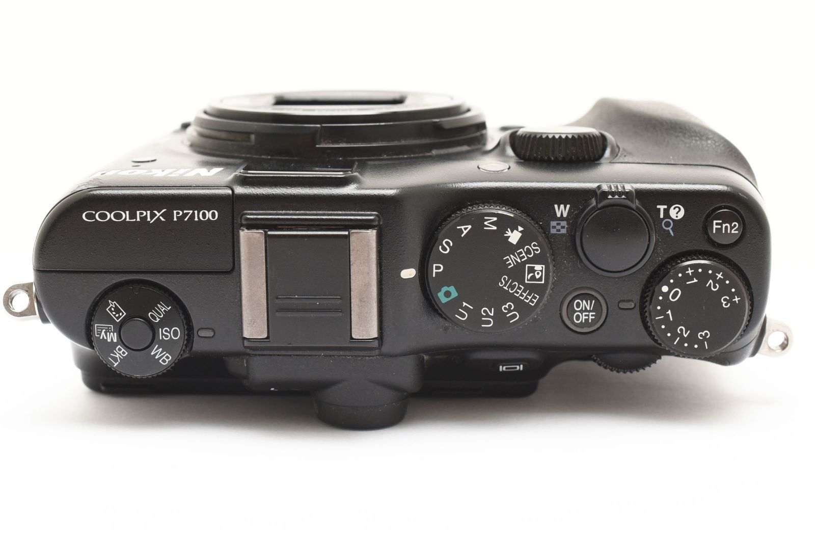 Nikon COOLPIX P7100 本体と充電器付き Nikon COOLPIX P7100 本体と