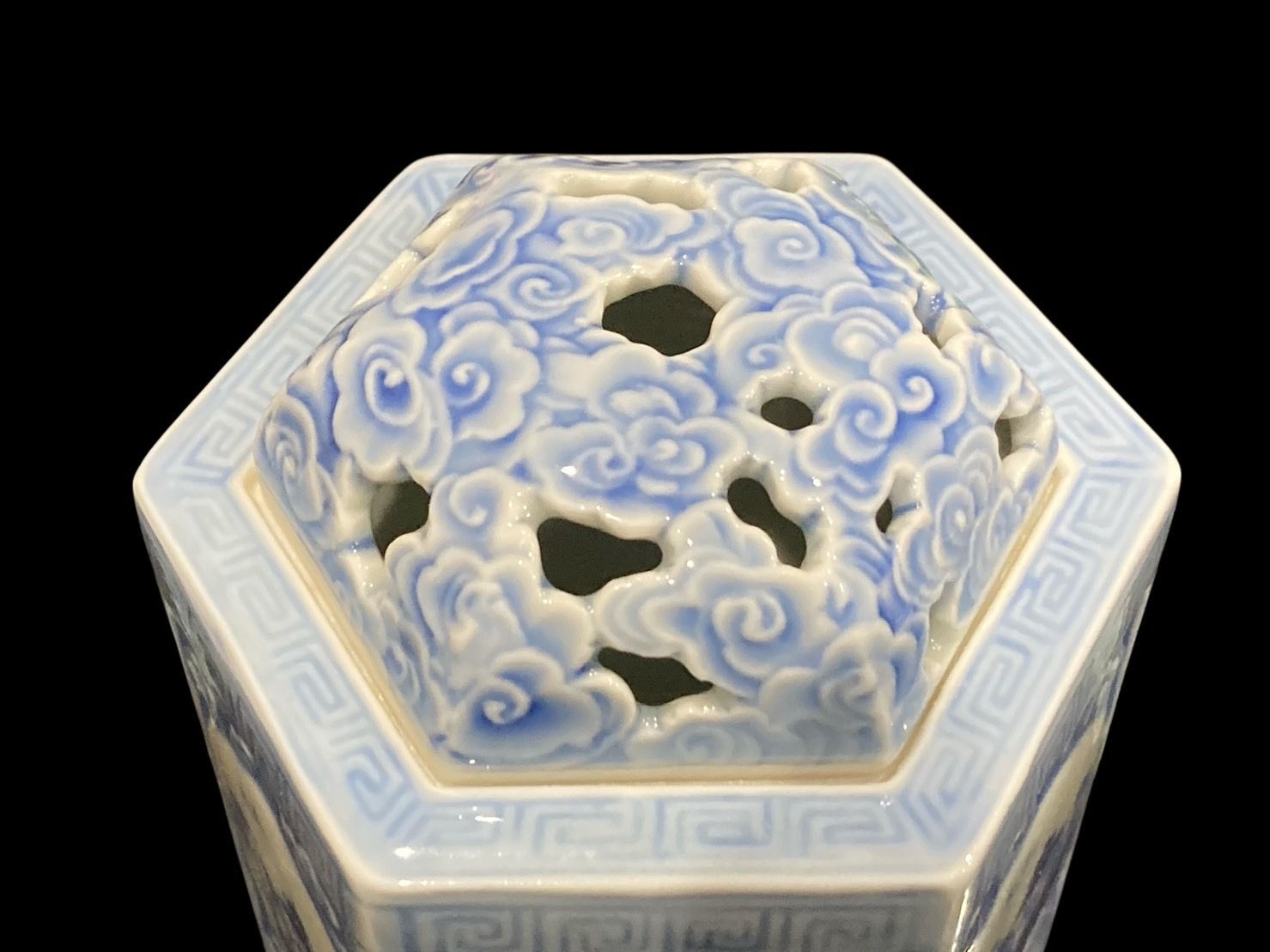 希少 宮内庁御用達 ストア 深川製磁 雲地紋染付山水 六角香炉 茶道具