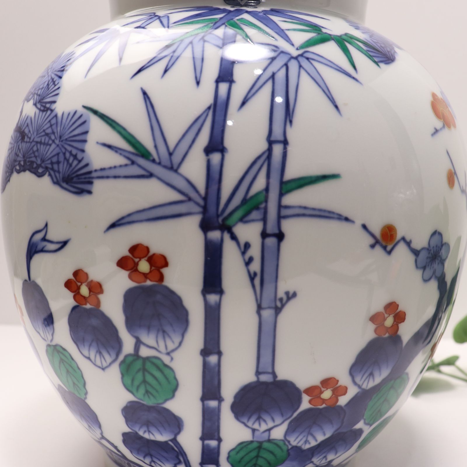 青磁編み目透かし壺