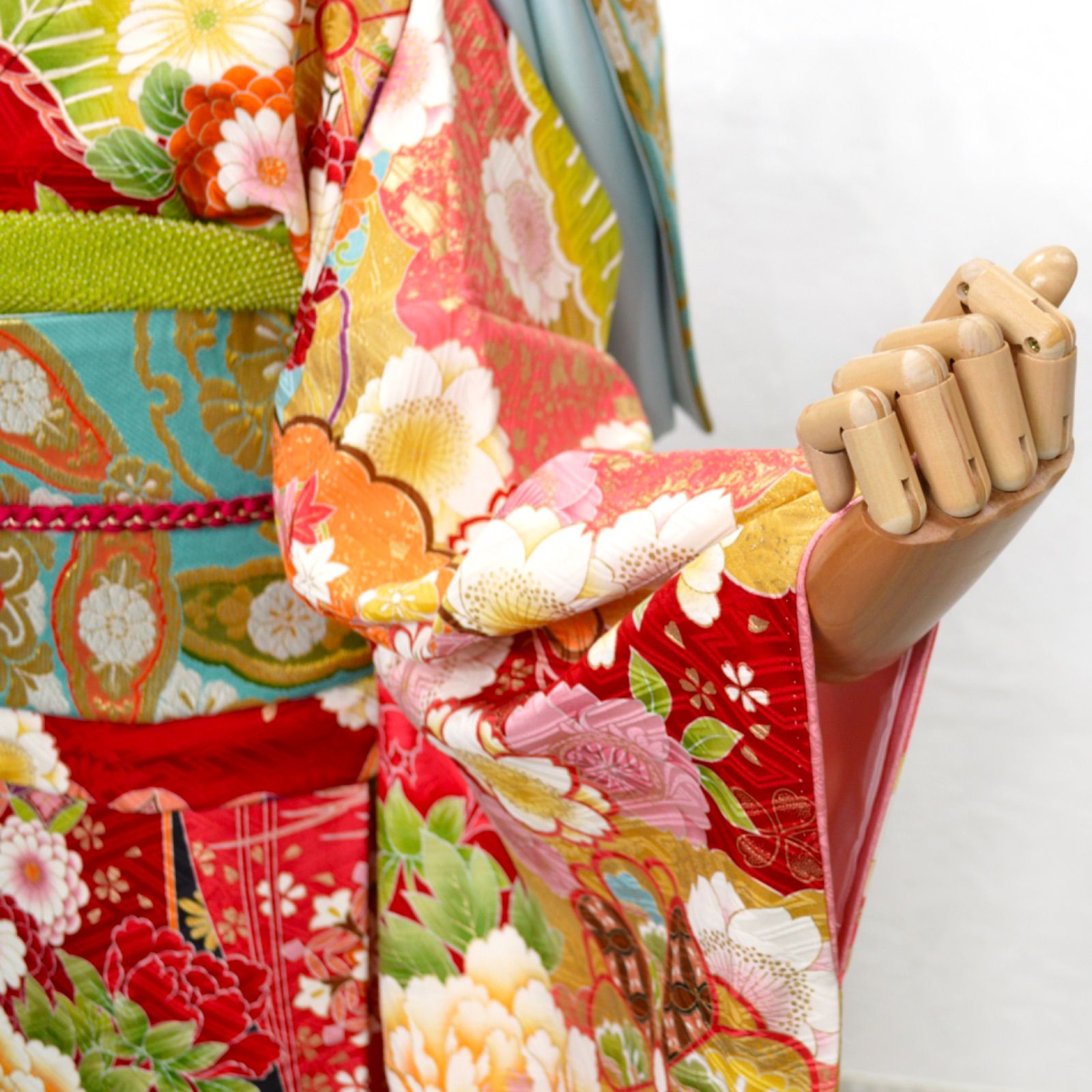 美品》正絹 振袖フルセット M〜LLサイズ 成人式 赤地 パールトーン加工