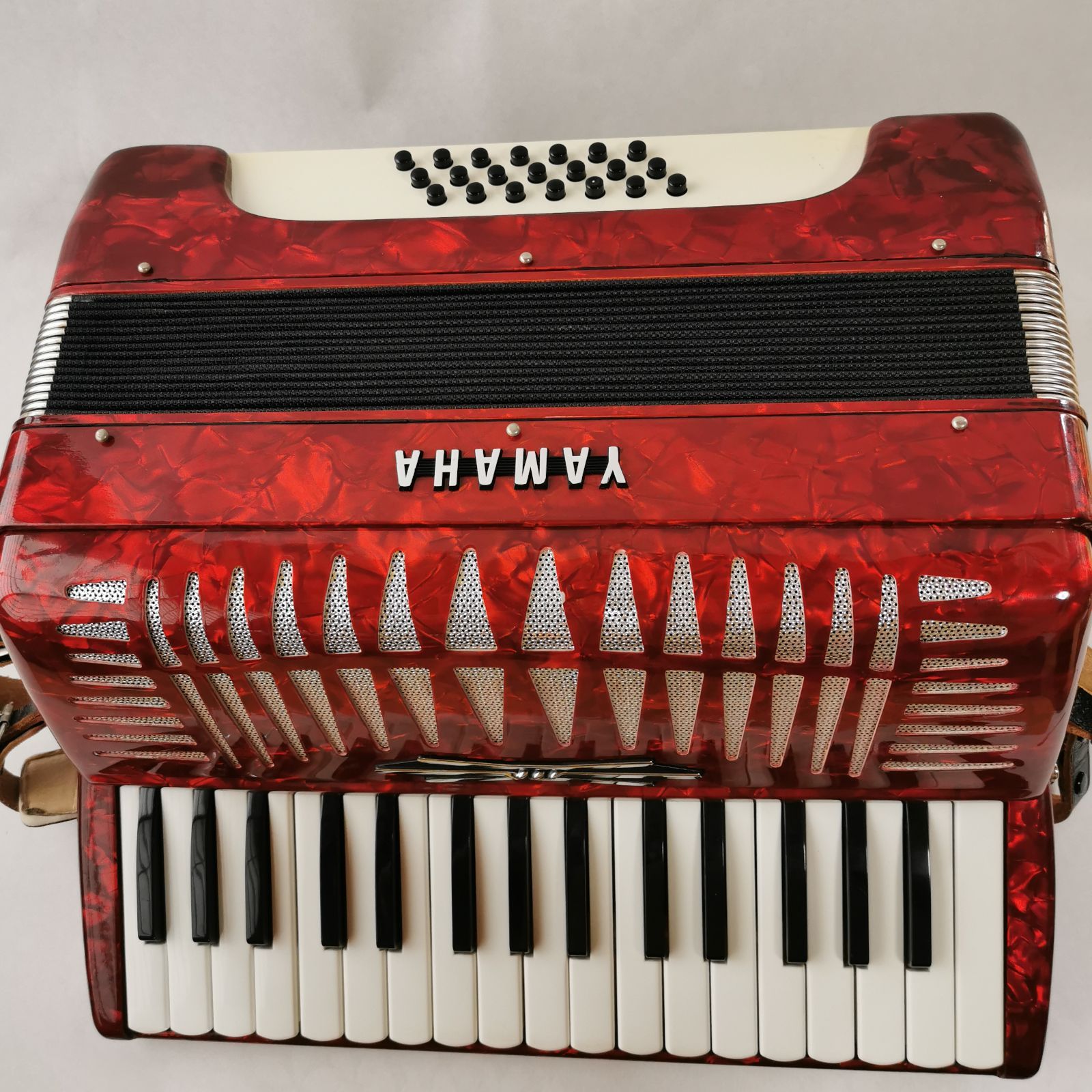 YAMAHA アコーディオン 赤 32鍵 ストラップ、ソフトケース付き YAMAHA