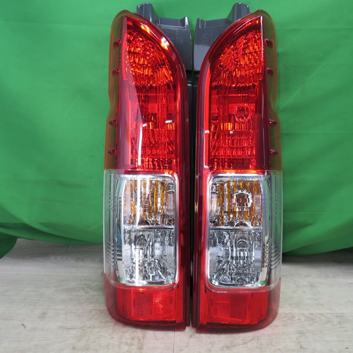 新車外し トヨタ 200系ハイエース 純正テールライト 左右セット バック