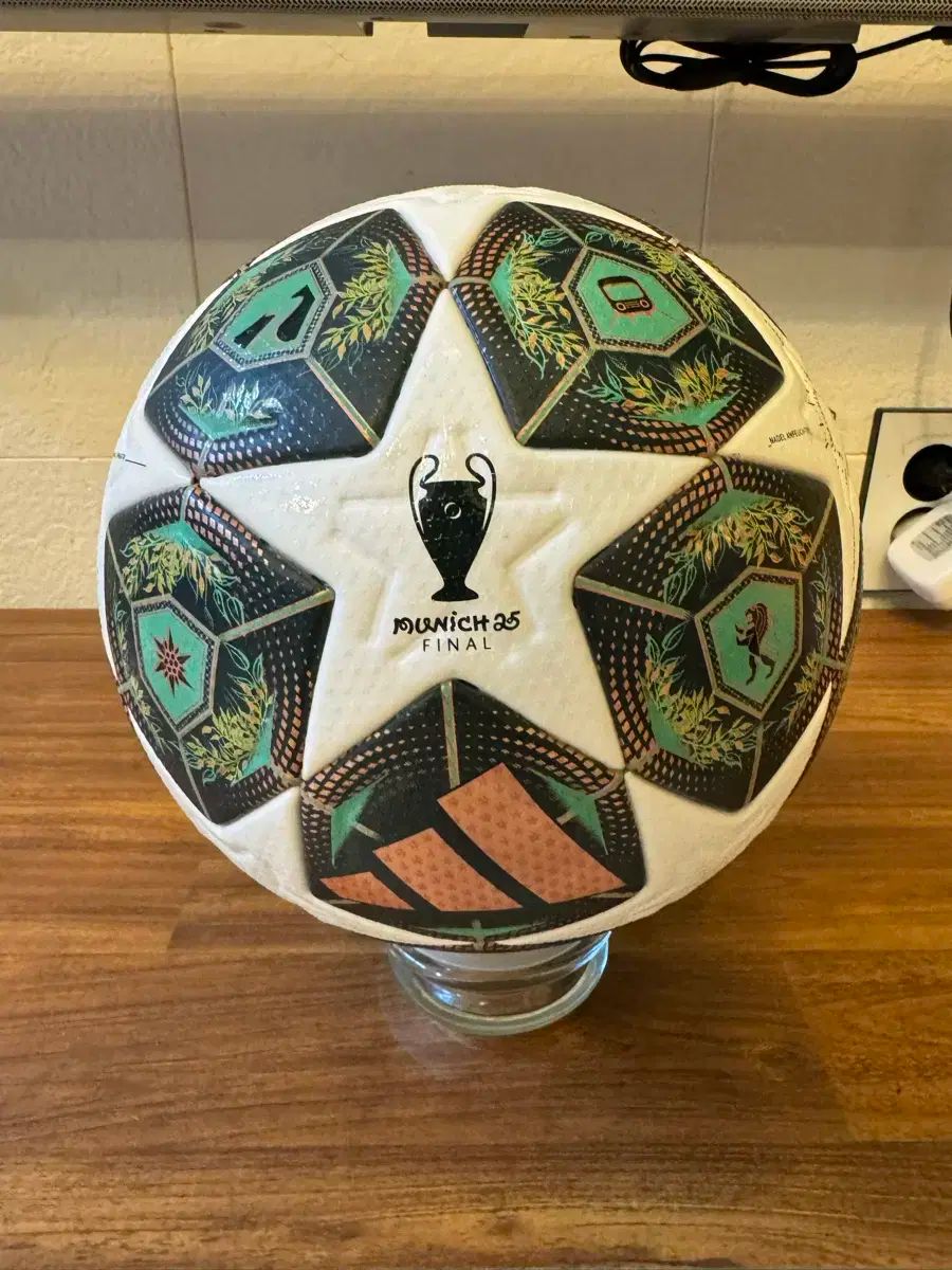 adidas チャンピオンズリーグファイナル2012サッカーボール 公式試合球