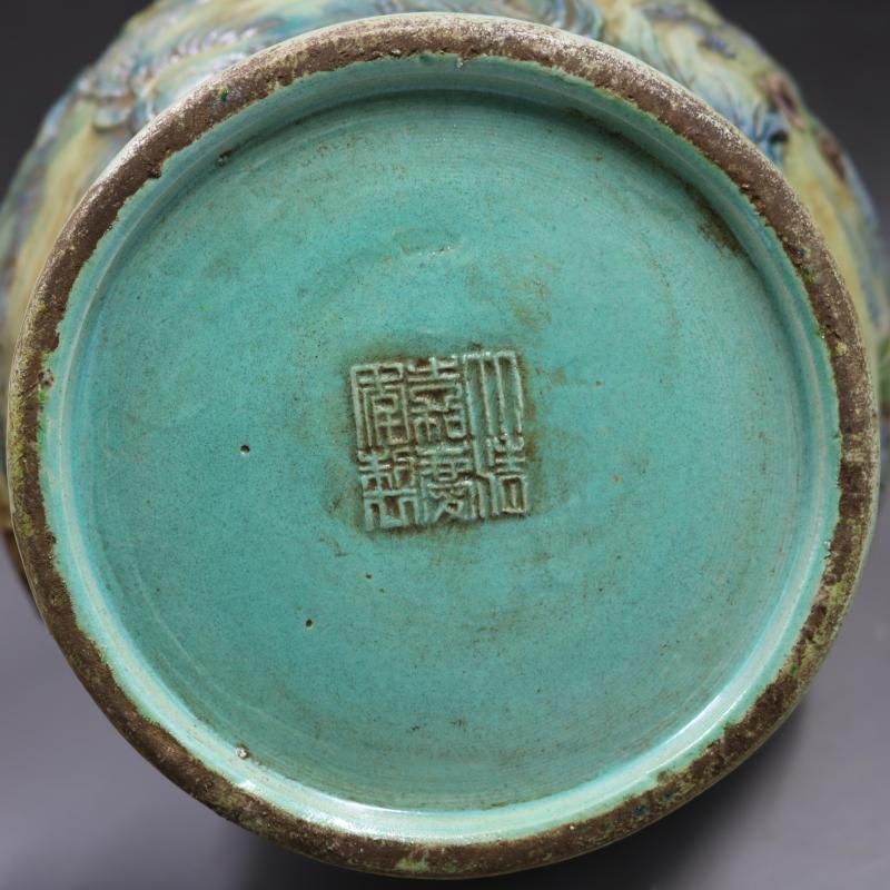 清乾隆粉彩浮彫刻山水魚尾瓶 景徳鎮 陶磁器 装飾品 工芸