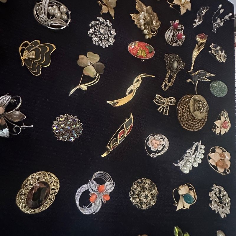 vintage】ブローチ まとめ売り 大量 150点+おまけ GT-BR57 - メルカリ