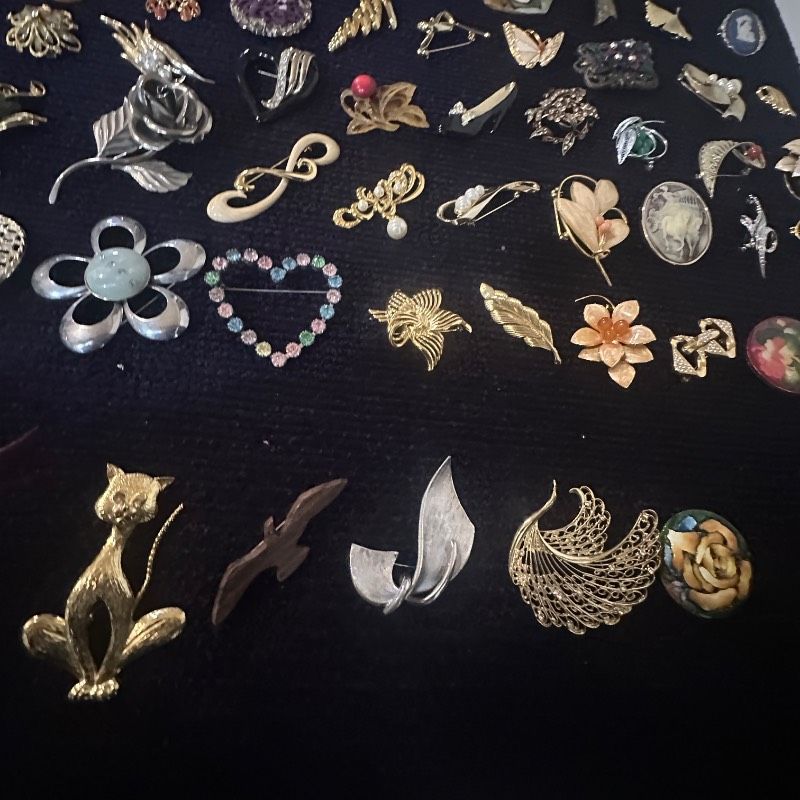 vintage】ブローチ まとめ売り 大量 150点+おまけ GT-BR57 - メルカリ