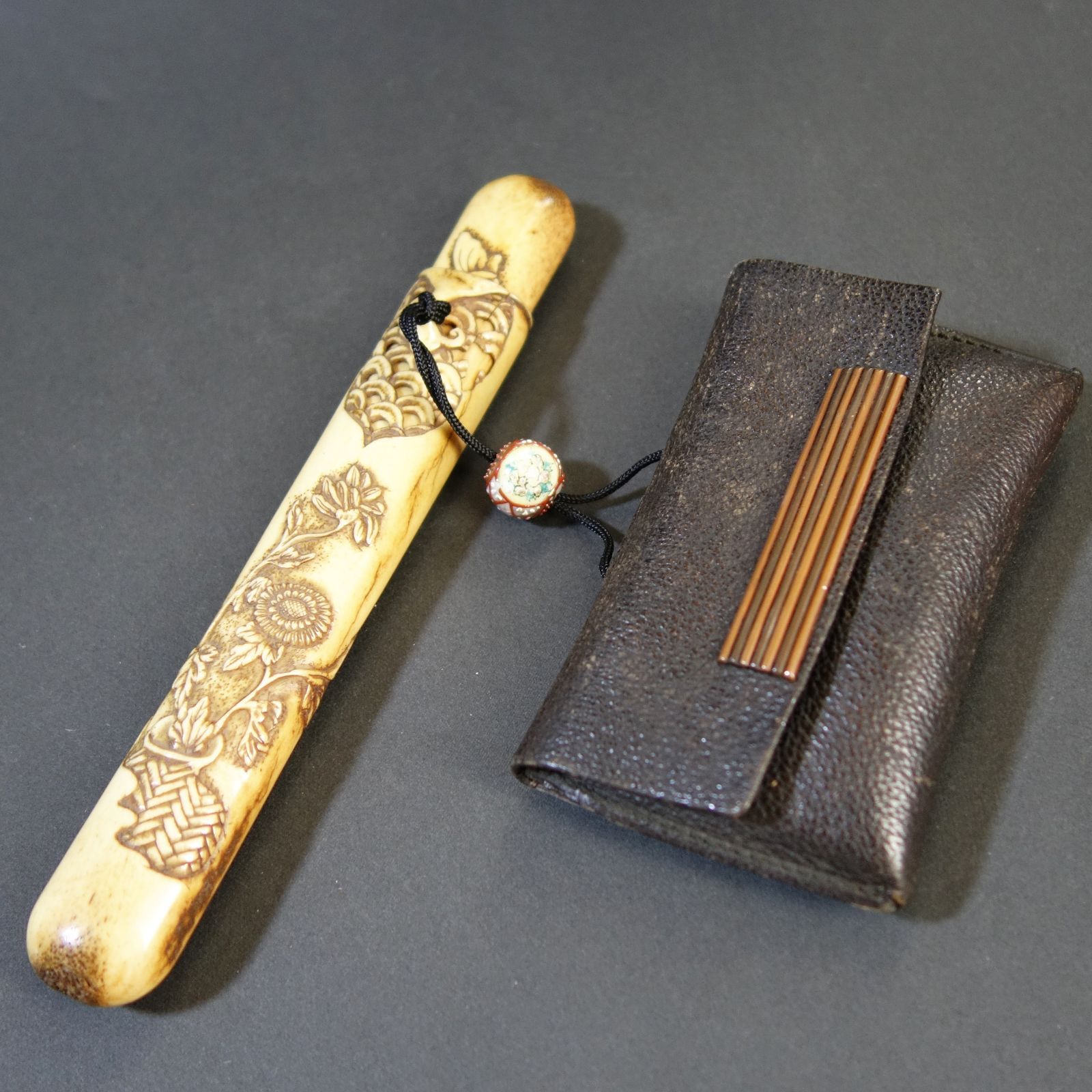 骨董逸品【菊花蝶青海波文様 煙管筒 煙草入 古骨彫刻】 喫煙具 煙管