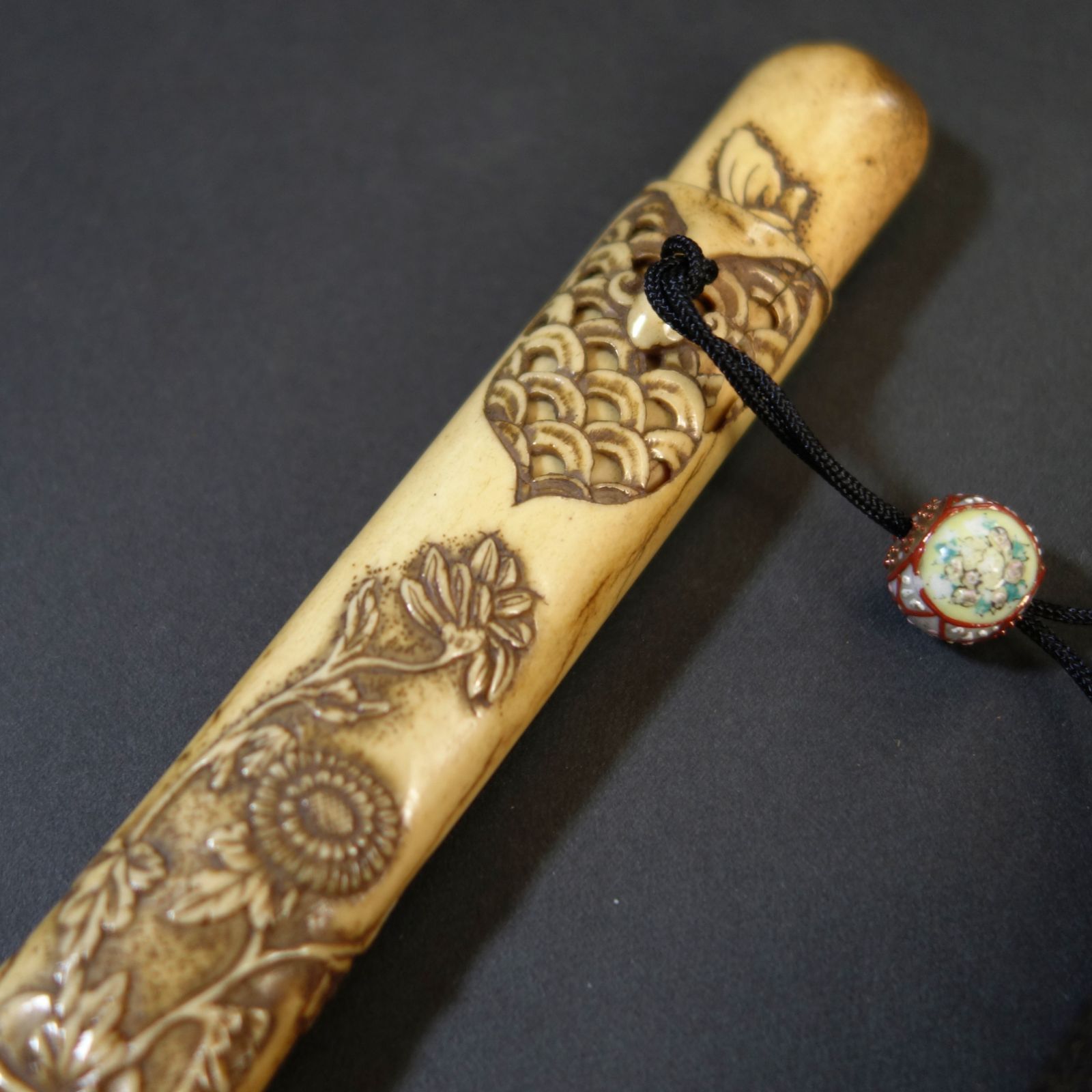 骨董逸品【菊花蝶青海波文様 煙管筒 煙草入 古骨彫刻】 喫煙具 煙管