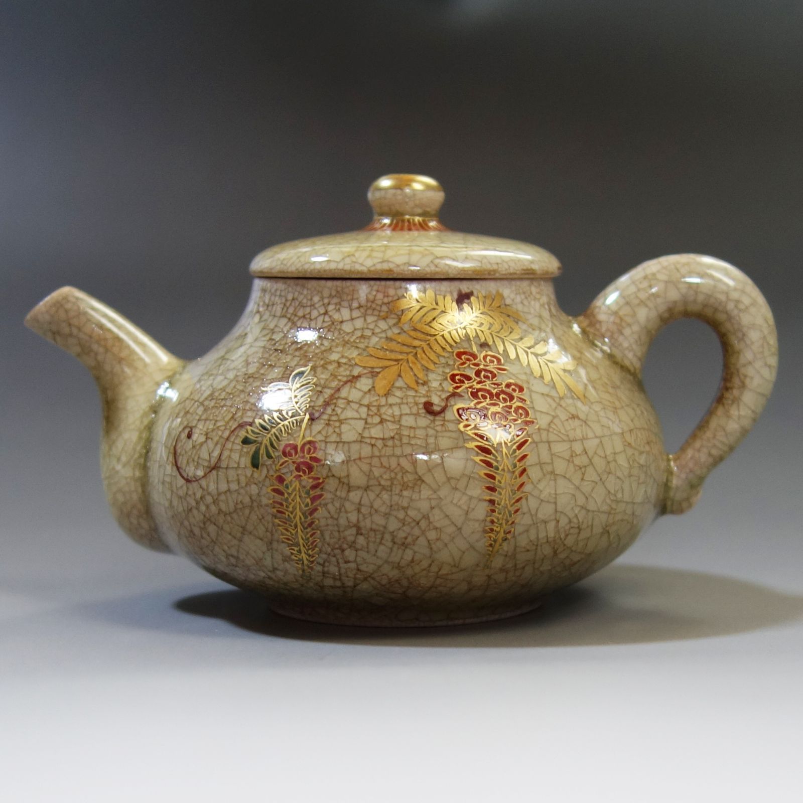 骨董逸品 【薩摩焼 平岡製 色絵金襴手 檜扇鶴藤紋 煎茶碗急須セット