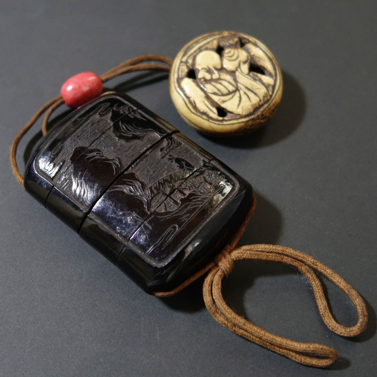 骨董逸品【中国山水図 印籠 堆黒 ／ 寿老人 根付 古骨彫刻】 漆器 印籠