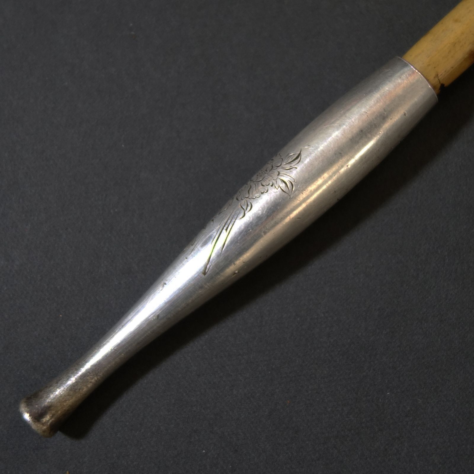 骨董逸品【冬牡丹と千鳥図 煙管 銀製 彫刻】 喫煙具 煙管 銀製 骨董 古
