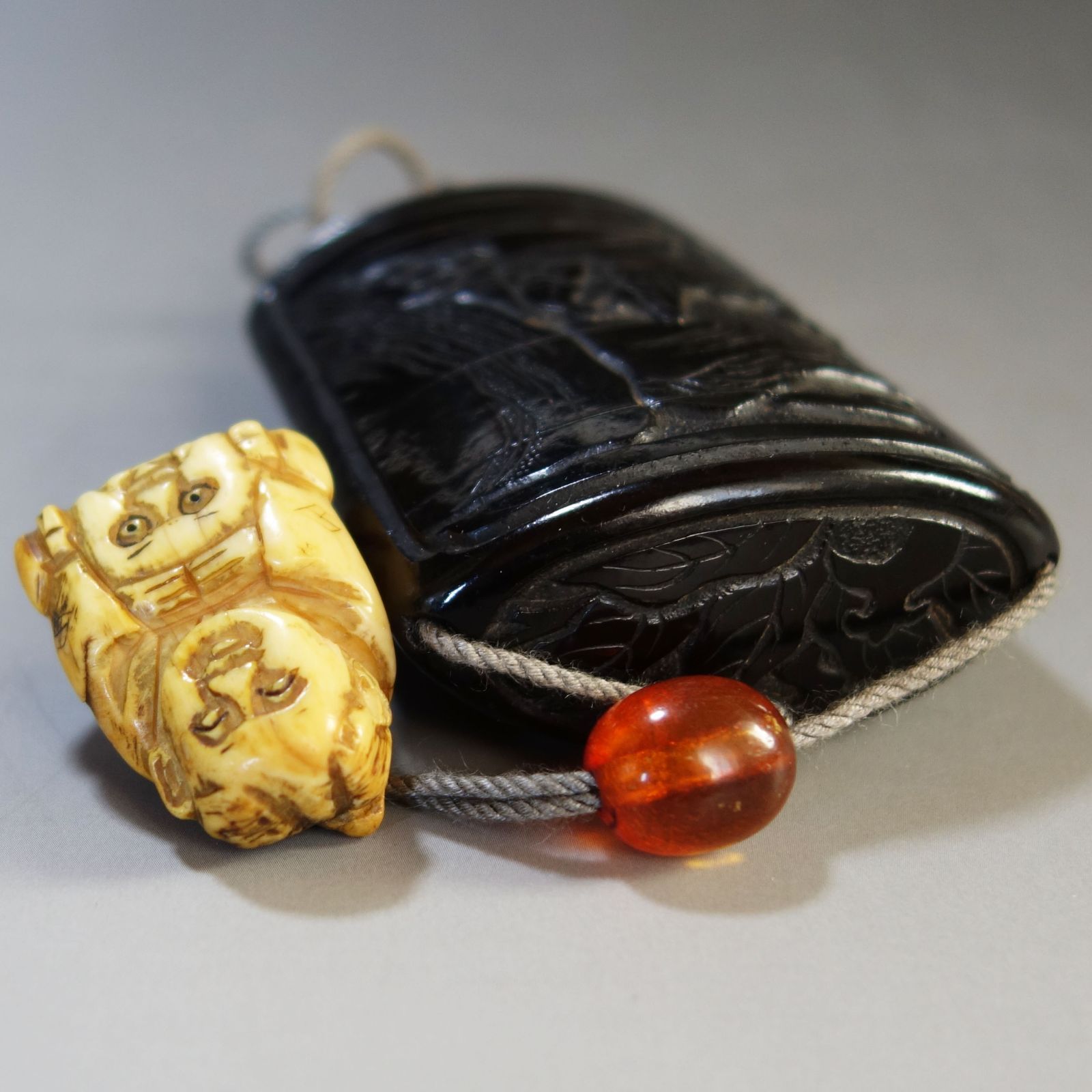 骨董逸品【中国山水図 印籠 堆黒 ／ 牙 彫刻 肩車の奴髷人物 根付