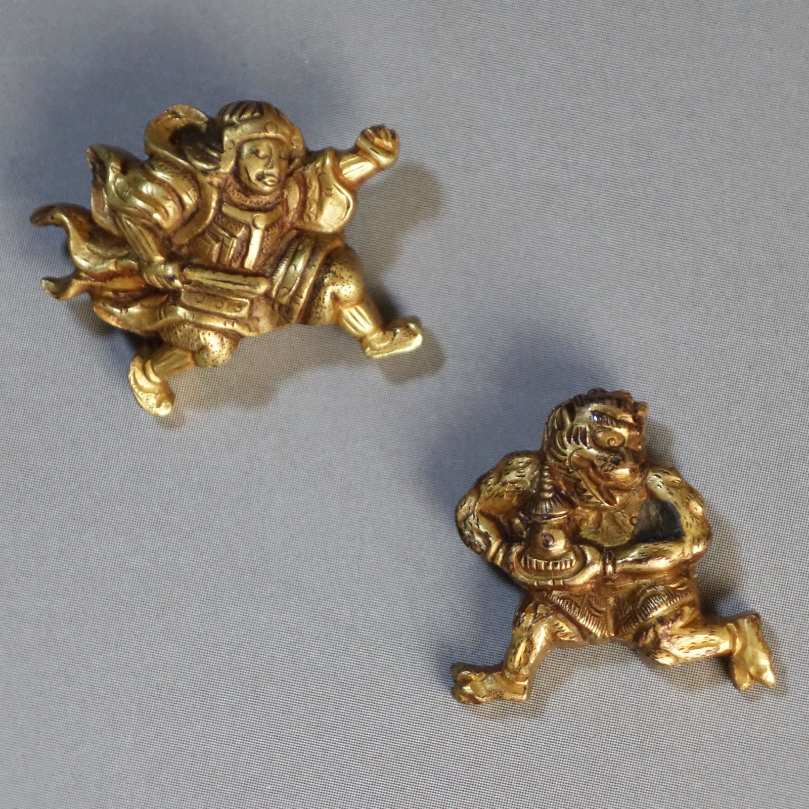 骨董逸品【韋駄天捷疾鬼図目貫 金色絵 うっとり象嵌】(箱付き) 日本刀