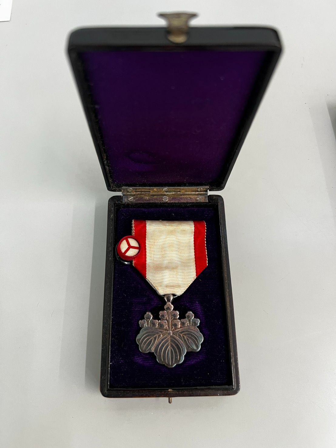 勲八等白色桐葉章 箱勲章 旧日本軍 軍章 A0-0 - メルカリ