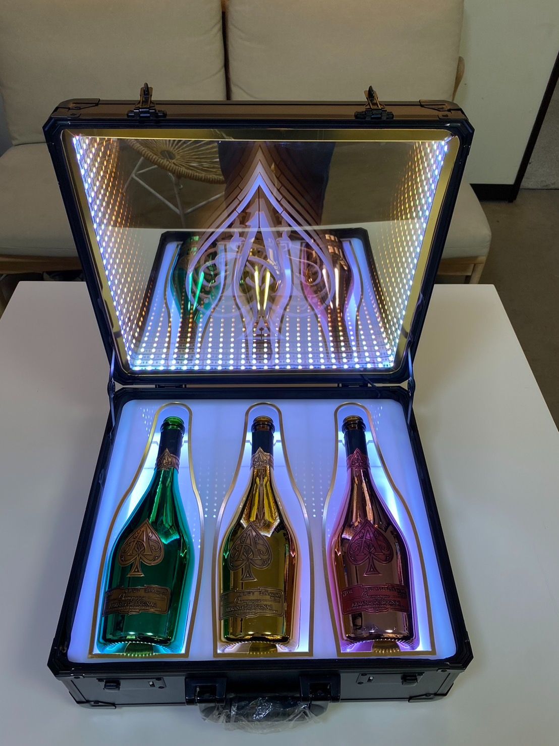 訳あり】アルマンド アタッシュケース シャンパン LED 3本収納可能