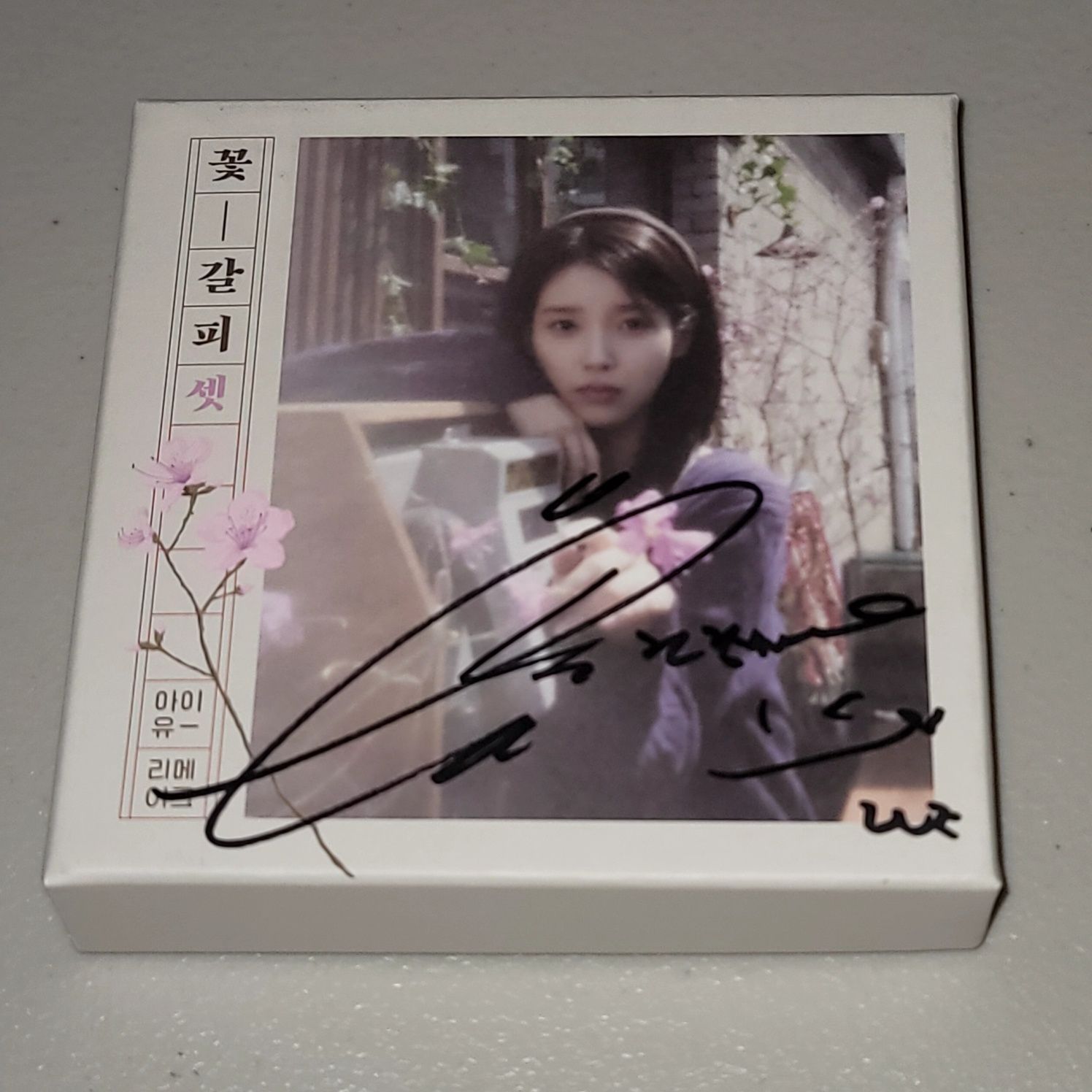 IU(アイユ)直筆サイン「花のしおり3」 - メルカリ