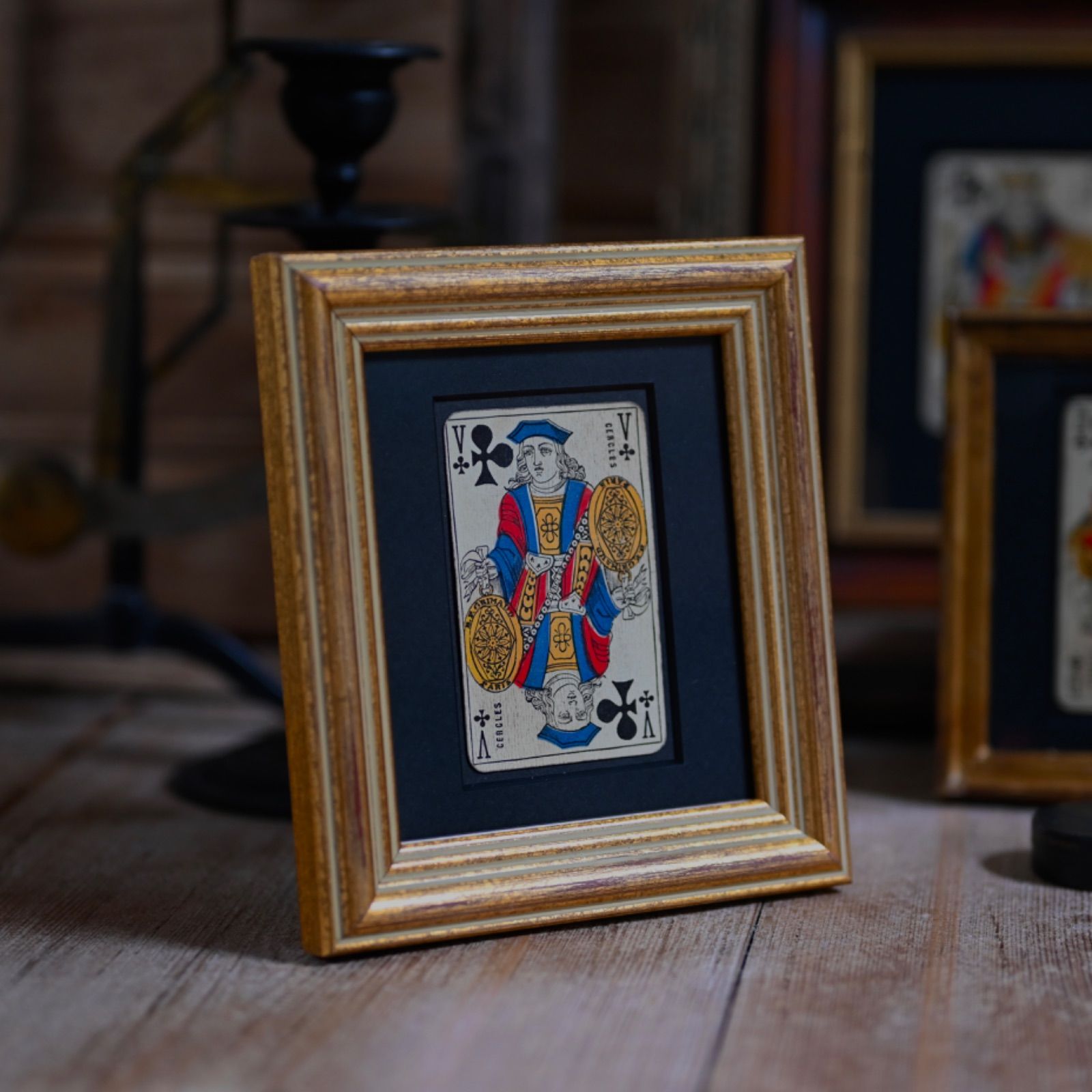 ヴィンテージフレーム「クローバーV」アンティークカードの1枚と