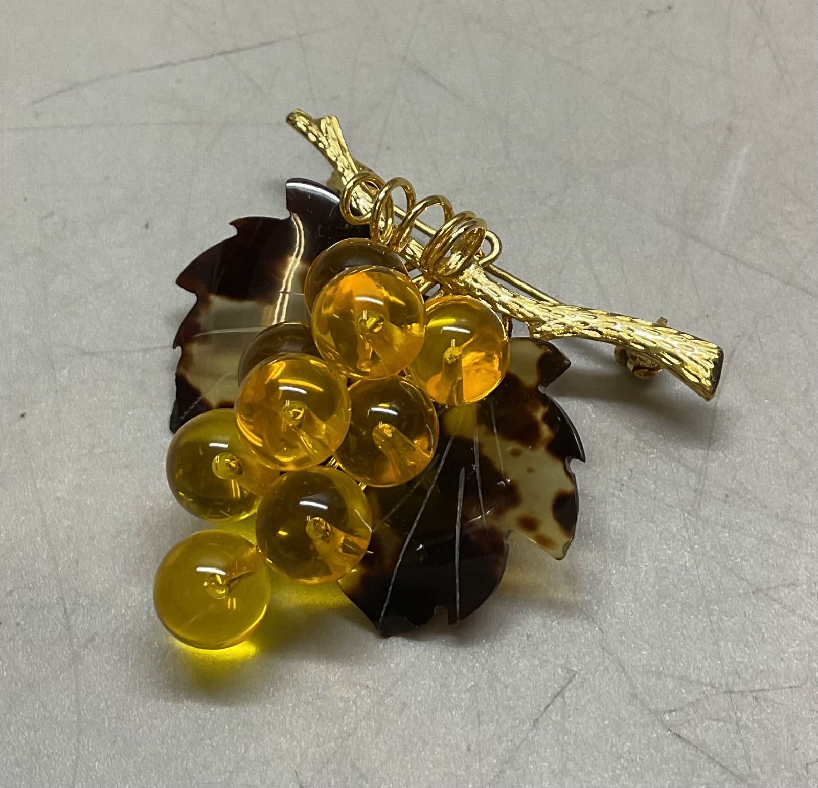 SN279 べっ甲 琥珀 ぶどう房 ブローチ 珠径 9.7mm 重さ 10.7g - メルカリ