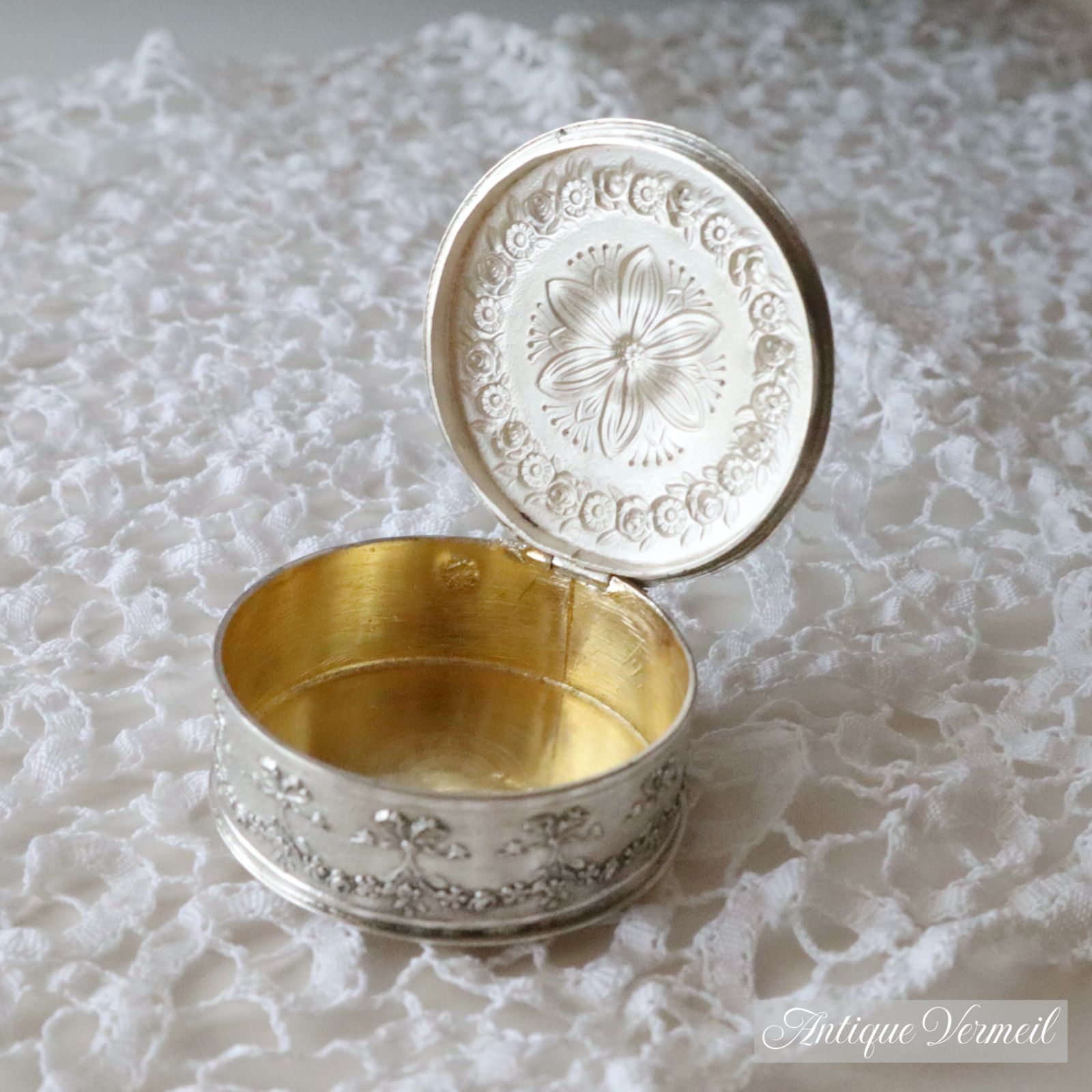 茶道具 帖佐美行作 銅地金銀鍍金 彫金香合 春蘭想 共箱 C