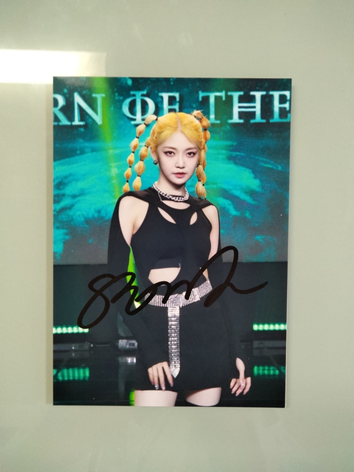 everglow イロン うさぎの耳の落書きあり直筆サイン入りチェキ