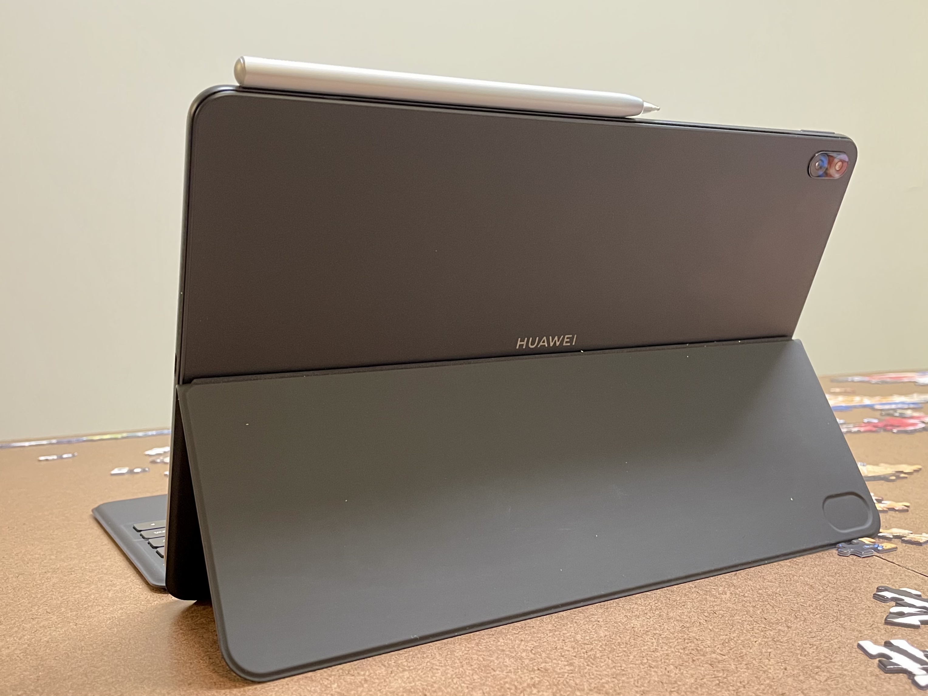 Huawei MateBook E Review: A Stunning OLED 2-in-1 Device - Newsweek