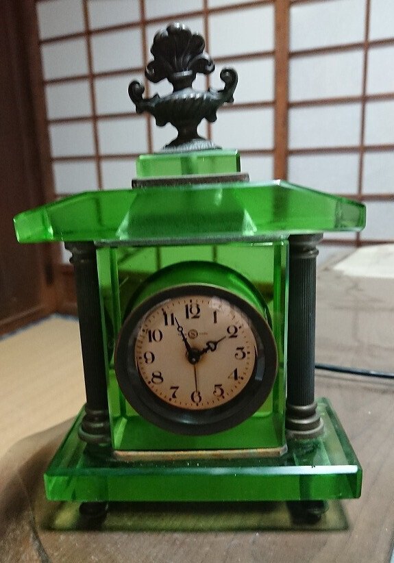 精工舎」の大正時代のネジ巻き両鈴目覚時計 （硝子台はウランガラス