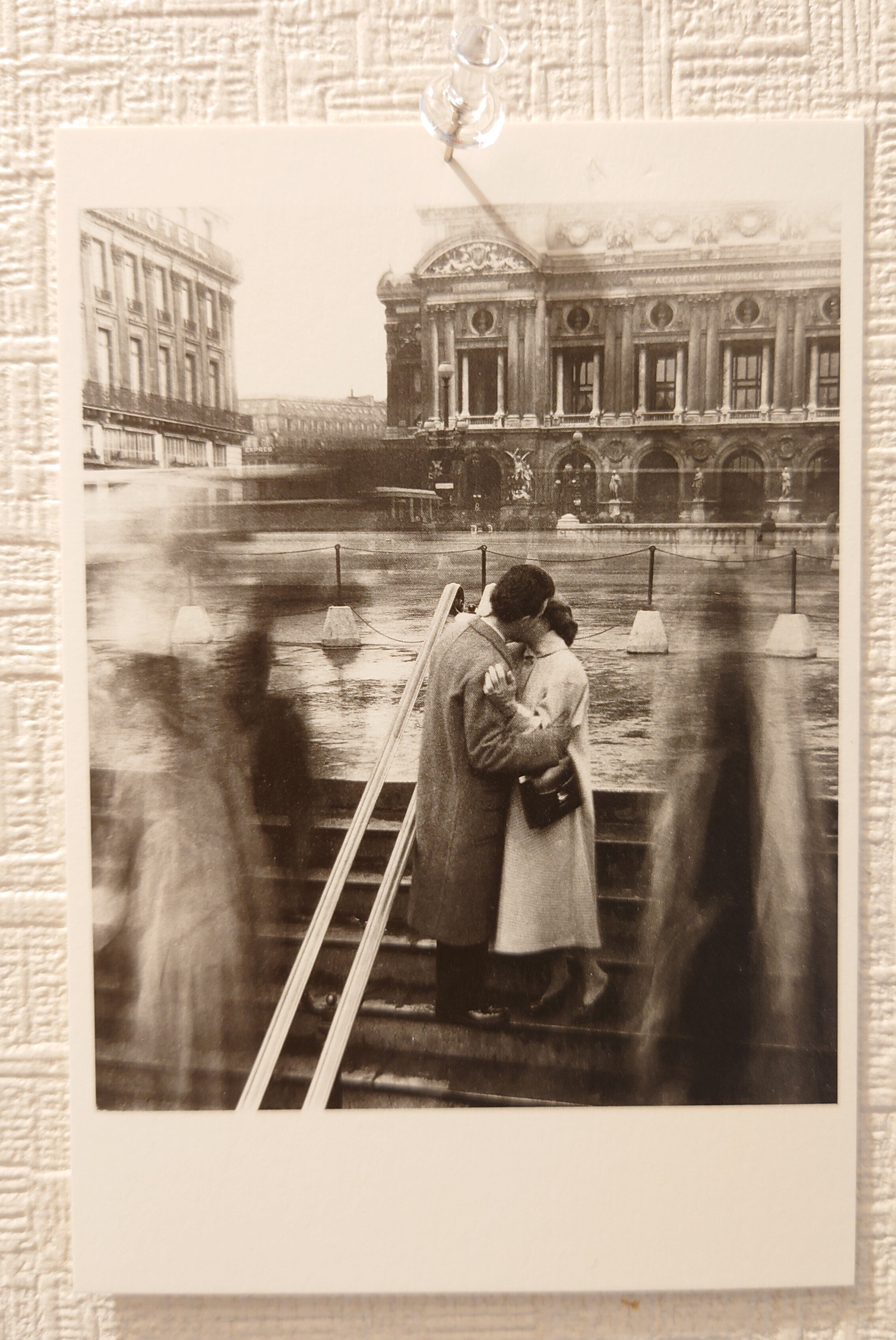 ROBERT DOISNEAU ロベールドアノー パリ市庁舎前のキス ポスター