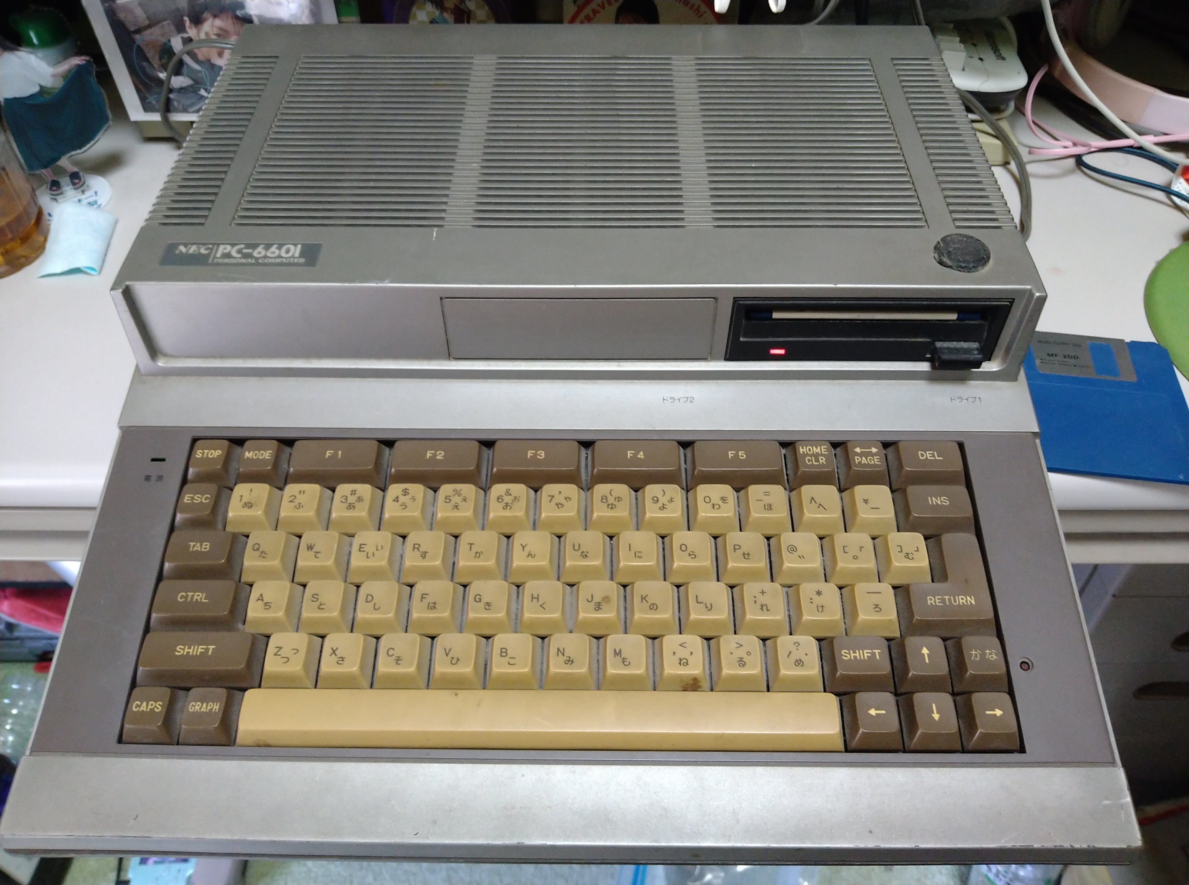 古のパソコン、PC-6601（1983年、NEC）の画面が赤みがかる症状を直した